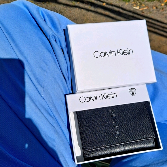 *Calvin Klein RFID Protection Mens Wallet!! - Picture 8 of 12
